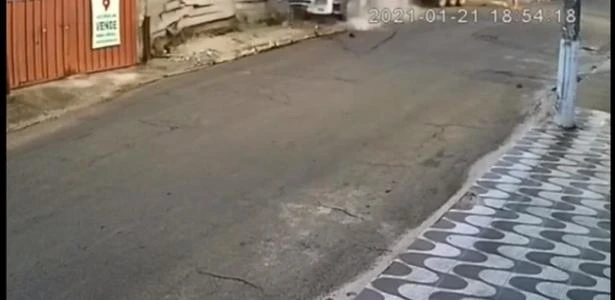 Carreta desgovernada destrói muro e deixa motorista ferido em MG; vídeo