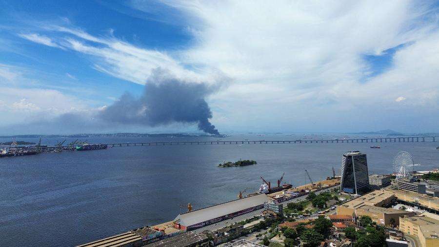 Incêndio de grandes proporções atinge fábrica na Ilha do Governador, no Rio