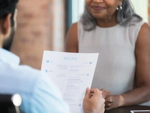 Como procurar emprego no LinkedIn sem que seu chefe descubra