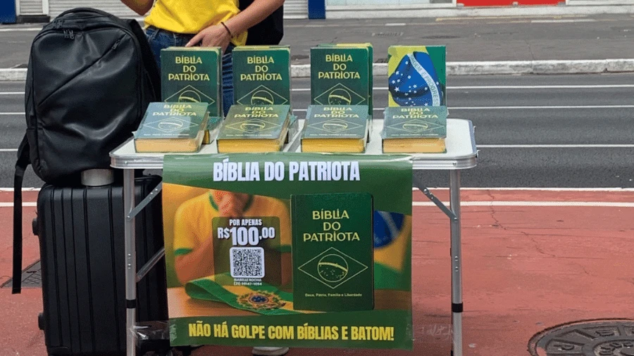 Bolsonaristas vendem 'Bíblia do Patriota' por R$ 100 em ato pró-anistia