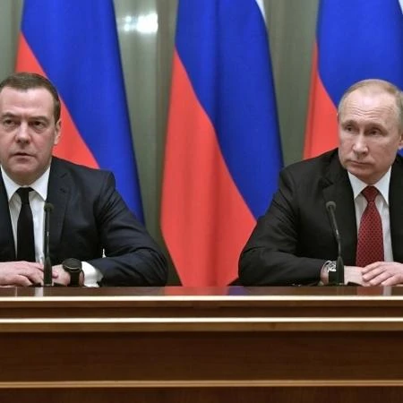 Ex-presidente russo, Medvedev ameaça Kiev em caso de ataque em dia de festa