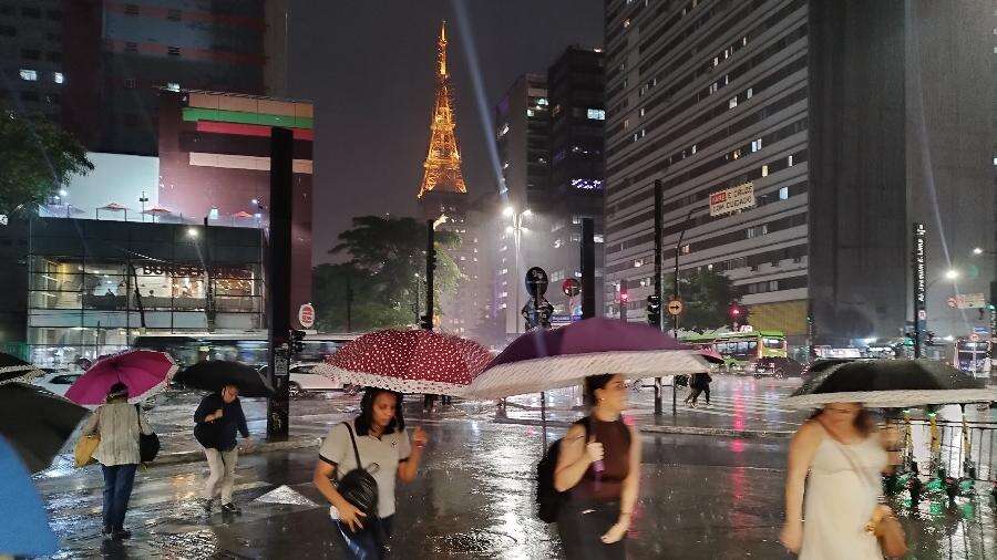 Fotos: chuva provoca alerta severo, alaga vias e atrasa clássico em SP