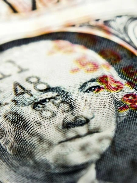 Dólar opera em leve alta, com 