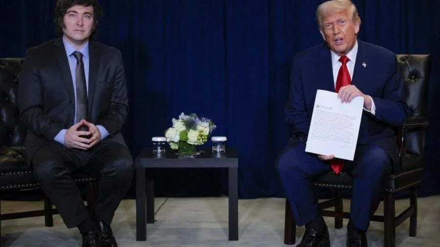 Trump enquadra post elogioso a Milei e presenteia presidente argentino