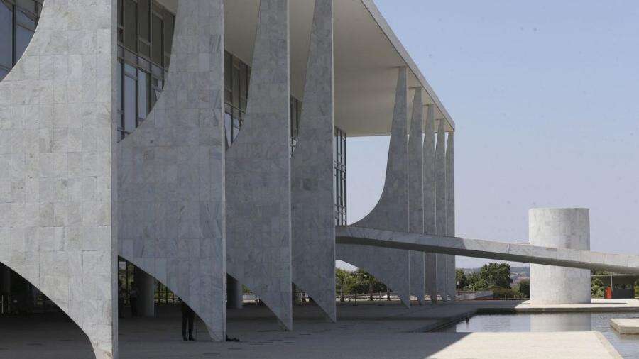 Mulher tira a roupa dentro do Planalto e é contida por seguranças