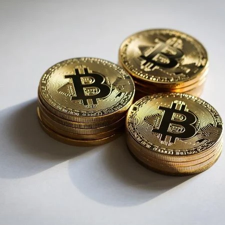 Homens torturam italiano por 3 semanas para roubar criptomoedas, diz jornal