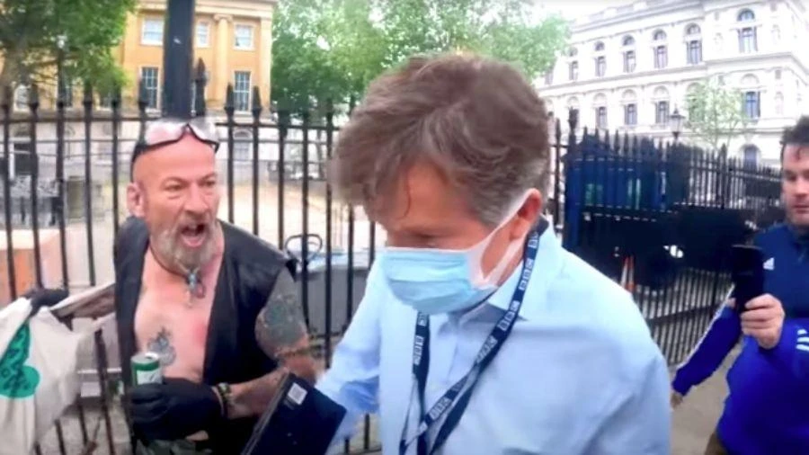 Jornalista da BBC sofre ataques de manifestantes contrários ao lockdown