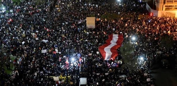 Peru fica temporariamente sem presidente e chefe do Congresso