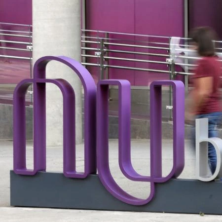 Ex-funcionários vencem Nubank na Justiça por foto oficial simulando nudez