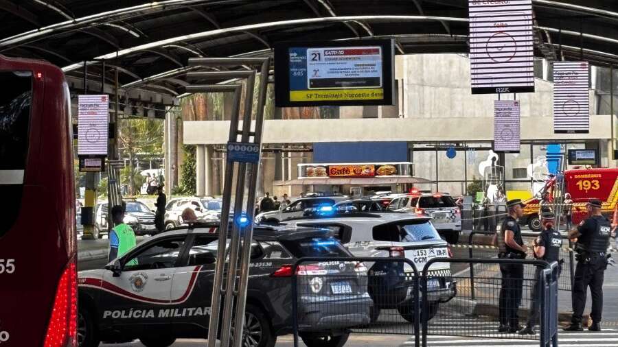 Suspeita de bomba isola área do terminal Pinheiros em São Paulo