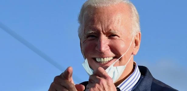 Joe Biden promete defender negros e controlar covid-19 nos EUA