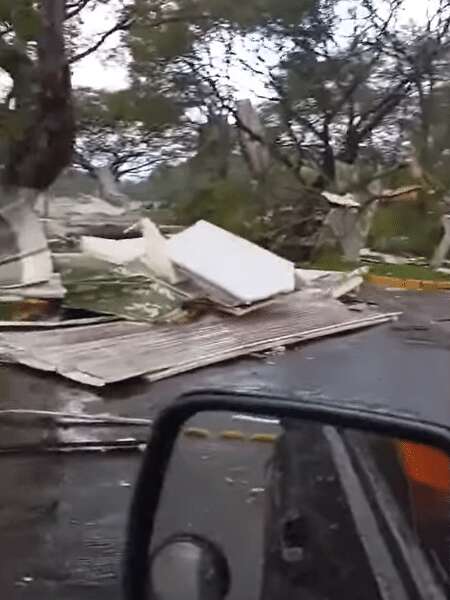 Chuva causa estragos em aeroporto de Curitiba; parte do telhado caiu