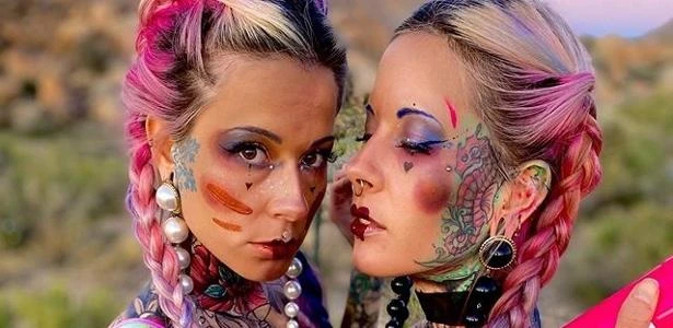 Gêmeas idênticas alemãs ganham fama nos EUA tatuando uma à outra