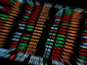 Dólar abre estável e Bolsa em queda com Brasil na mira de Trump