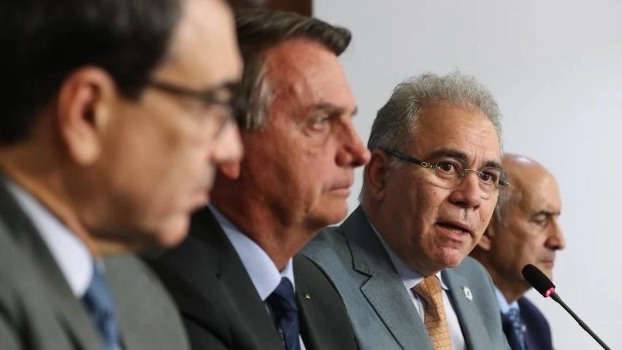 Bolsonaro corre feito barata tonta para fazer foto; sua batata está assando