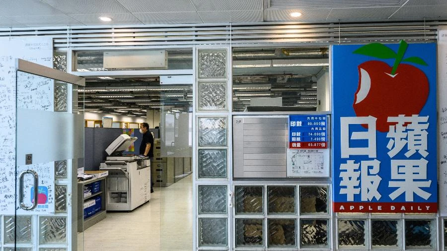 Jornal pró-democracia de Hong Kong anuncia fechamento após prisão de executivos