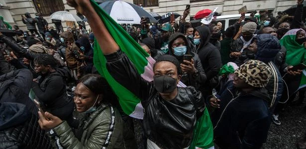 Aumento das tensões na Nigéria e condenação internacional após morte em manifestação pacífica