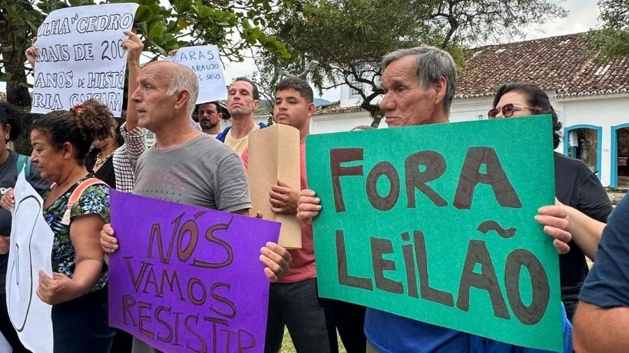 Caiçaras protestam contra venda de terras em Paraty: 'Fora leilão'