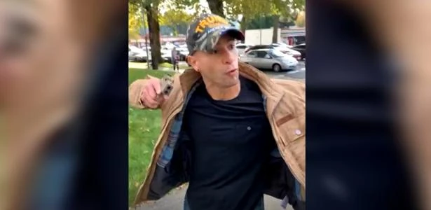 Apoiador de Trump é filmado apontando arma para mulheres em briga nos EUA