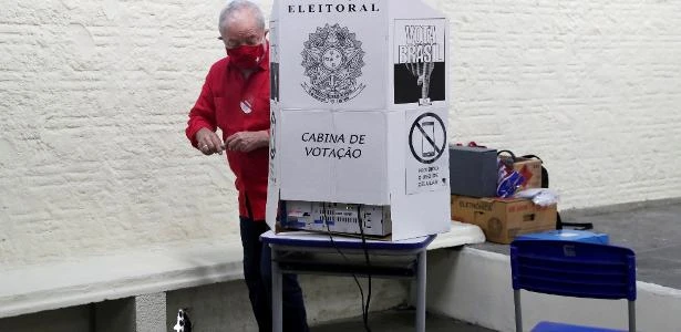Lula vota em São Bernardo e se diz confiante em bom desempenho do PT