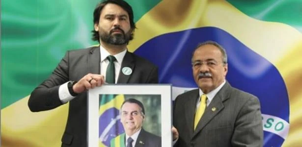 Em vez de lavar, vice-lider de Bolsonaro suja dinheiro no meio das nádegas