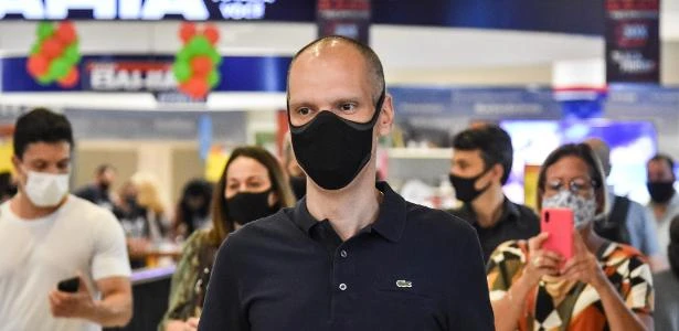 Com DNA tucano, Covas se apresenta em voo solo