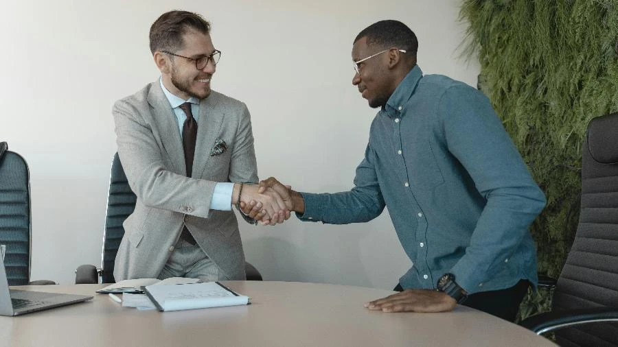 Estas são as 9 melhores formas de cativar seu chefe e colegas, segundo CEO