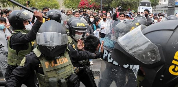Milhares de peruanos protestam contra novo presidente Merino