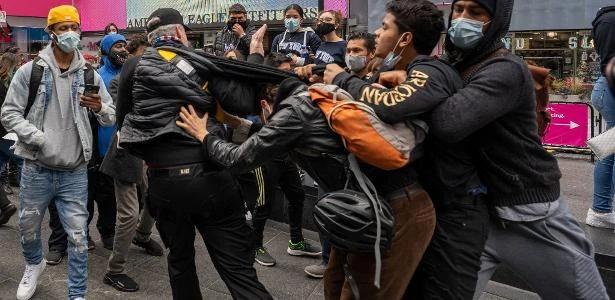 Às vésperas das eleições, manifestantes brigam em protestos nos EUA