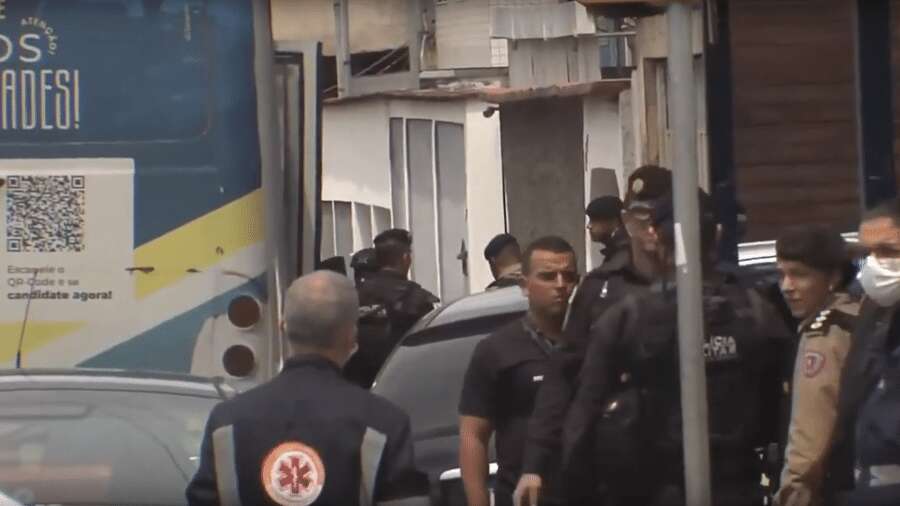 Passageiro invade ônibus com faca e faz refém em MG