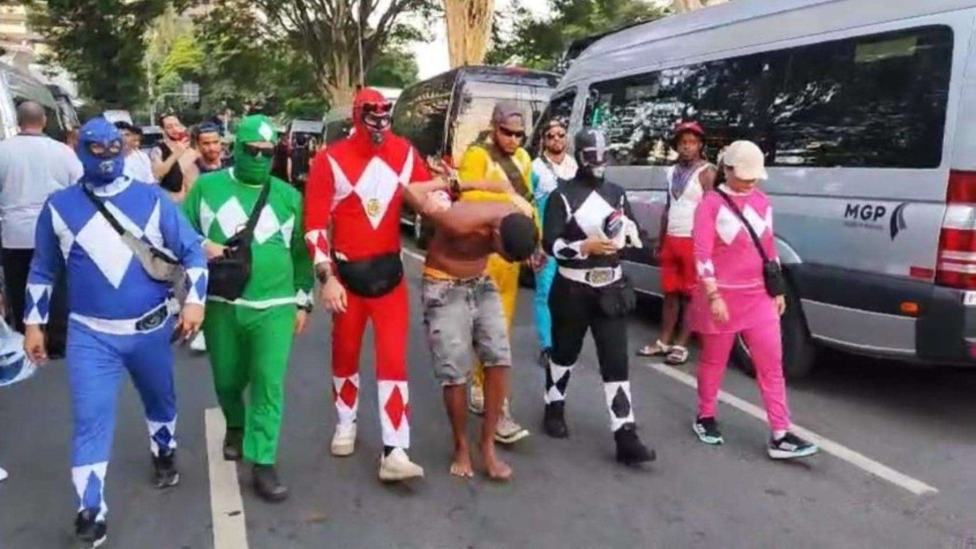 'Power Rangers' prendem homem com 7 celulares roubados em bloco de Carnaval em SP