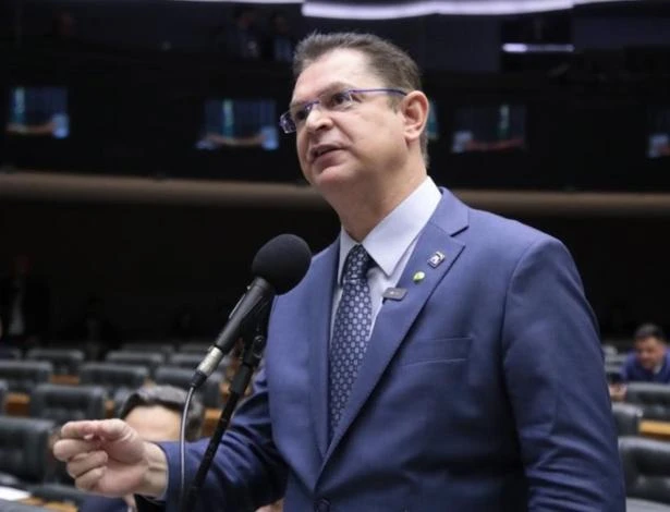Oposição reúne assinaturas e tenta acelerar projeto que anistia envolvidos nos atos de 8 de janeiro