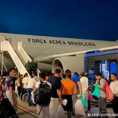 Novo voo com 103 deportados dos EUA chega ao Brasil