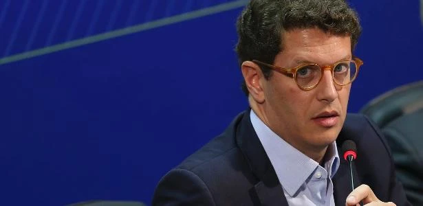 Salles quer comprar 20 mil litros de retardante; Ibama aponta riscos à natureza