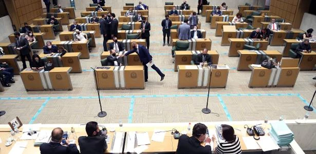 Doria recua e pacotaço aprovado poupa 4 estatais e verba universitária