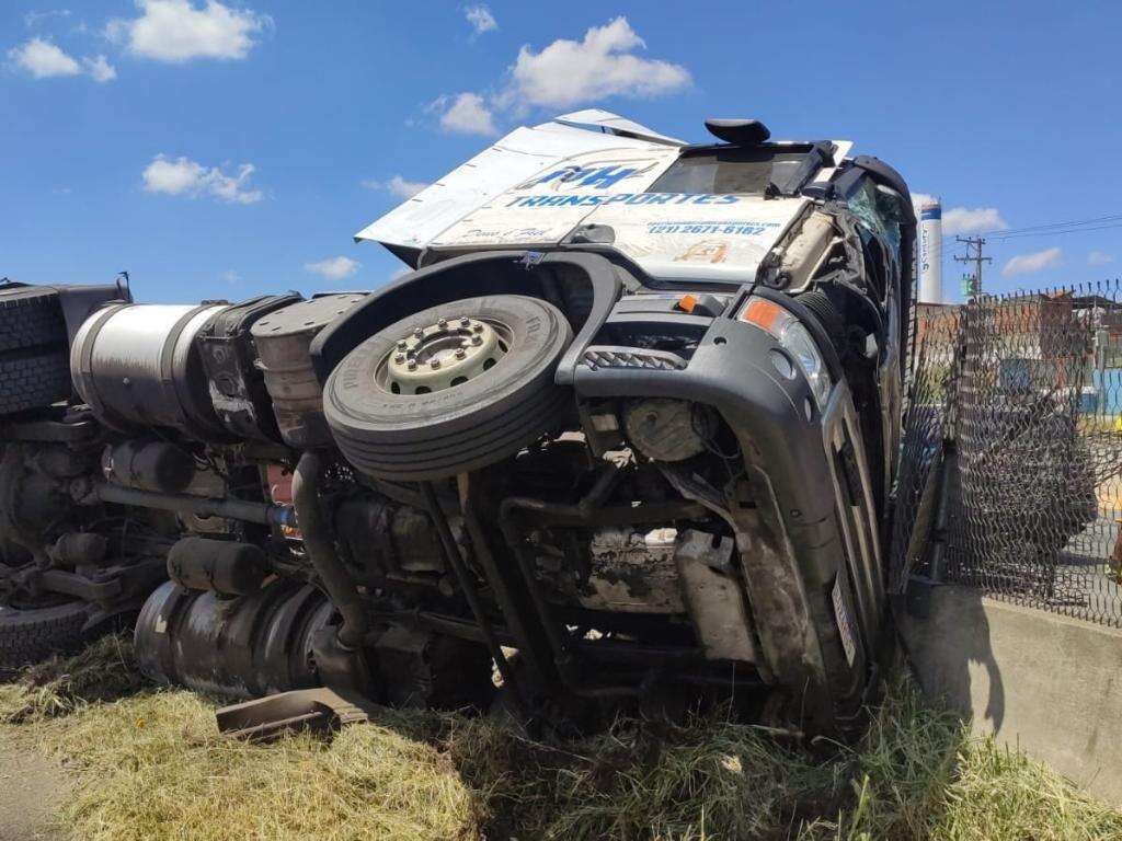 VÍDEO: Carreta tomba e deixa Dutra congestionada em SP