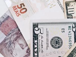 Dólar sobe e Bolsa não tem tendência definida com tensão sobre tarifaço