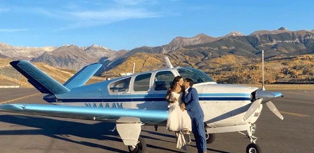 Eles se conheceram num voo e morreram em acidente de avião após o casamento