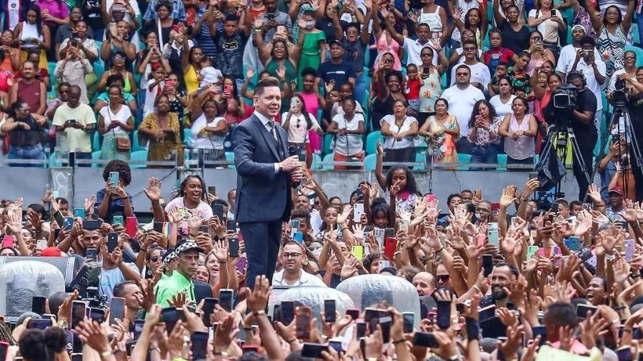 O profeta fenômeno que transformou 30 fiéis em 59 milhões de seguidores