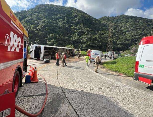 Ônibus com adolescentes tomba a caminho do parque temático Beto Carrero, em Santa Catarina