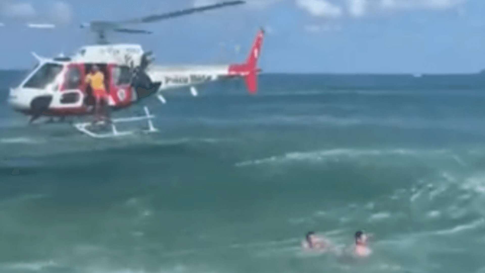 Jovem que se afogava no mar é resgatado pelo helicóptero Águia em Ubatuba; veja vídeo