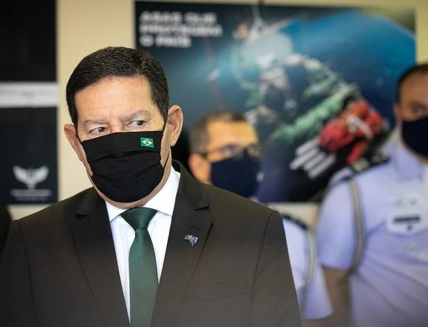 Mourão lamenta exclusão de Bolsonaro e critica passaporte sanitário