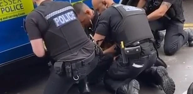 Blogueira e namorado negro são confundidos com ladrões e presos; assista