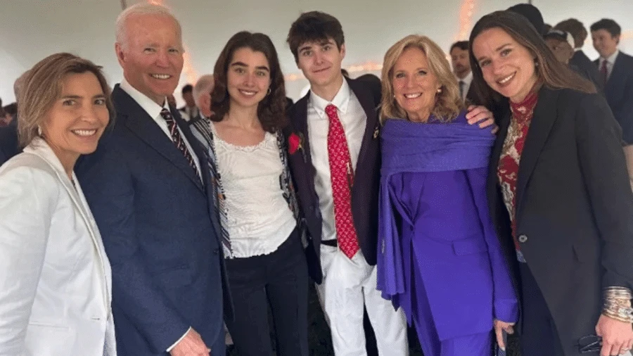 Biden publica foto com a família dias após diagnóstico de câncer agressivo