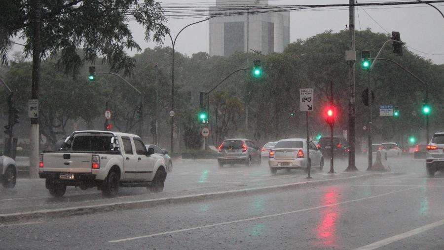 Chuvas em SP deixam cidade em estado de atenção; 17 mil estão sem energia