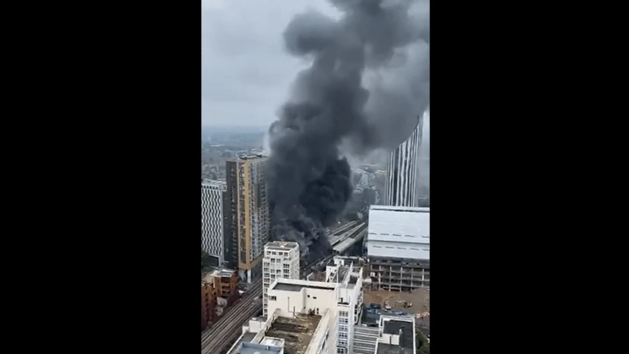 Incêndio atinge área de estação no sul de Londres, no Reino Unido
