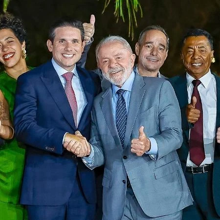 Amanda Klein: Lula acena a Motta, mas na política não há abraço de afogados