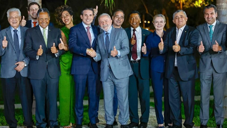 Sakamoto: Lula dá jantar a deputados e serve 'prova de vida' política