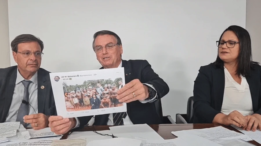 Bolsonaro reforça defesa de voto impresso e ataca Barroso: 'Dono da verdade'