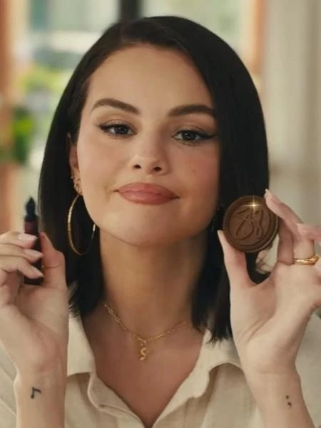 Selena Gomez autografa biscoitos em comercial da Oreo